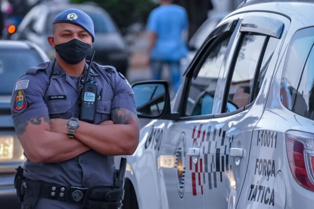 Uma foto que mostra policiais de Piracicaba entregando doações ao Davi