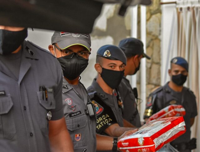 Uma foto que mostra policiais de Piracicaba entregando doações ao Davi