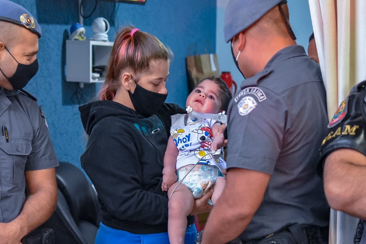 Em Piracicaba, policiais militares fazem doação ao pequeno Davi, garoto que sofre de AME