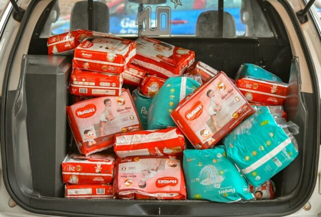 Uma foto que mostra policiais de Piracicaba entregando doações ao Davi