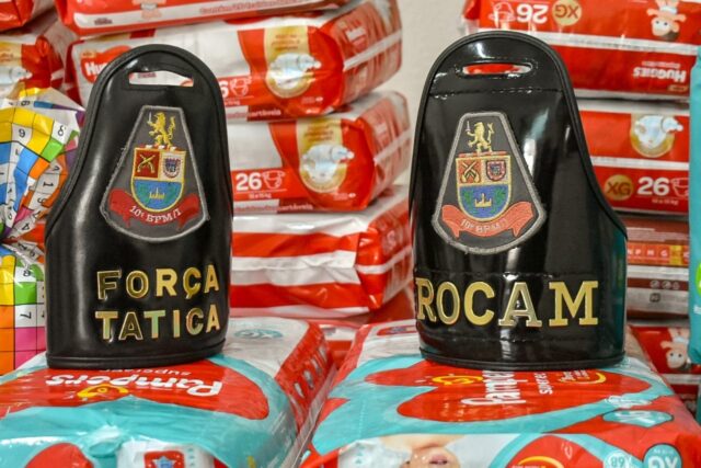 Uma foto que mostra policiais de Piracicaba entregando doações ao Davi