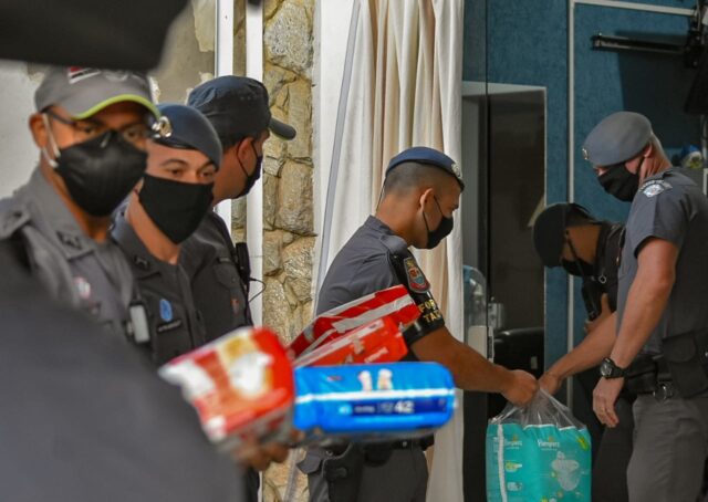 Uma foto que mostra policiais de Piracicaba entregando doações ao Davi