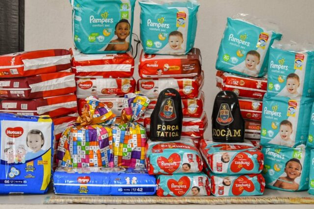 Uma foto que mostra policiais de Piracicaba entregando doações ao Davi