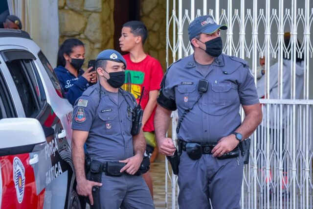 Uma foto que mostra policiais de Piracicaba entregando doações ao Davi