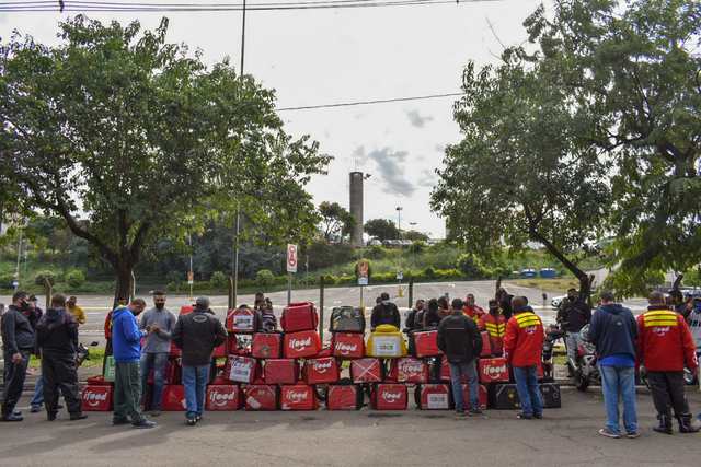 Motoqueiros entregadores de aplicativos fazem protesto nesta manhã, em Piracicaba