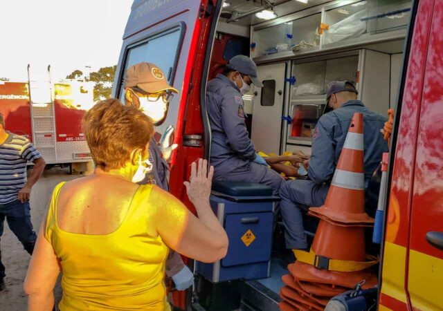 Na imagem podemos ver os bombeiros socorrendo as vítimas