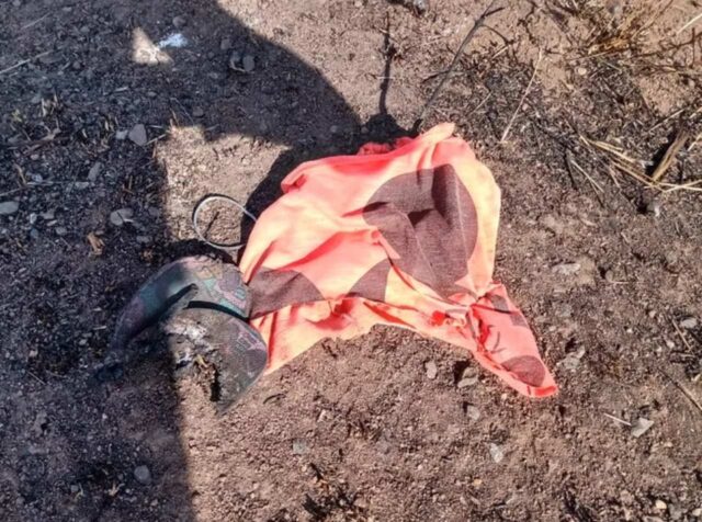 Uma foto dos objetos encontrados ao lado do corpo carbonizado