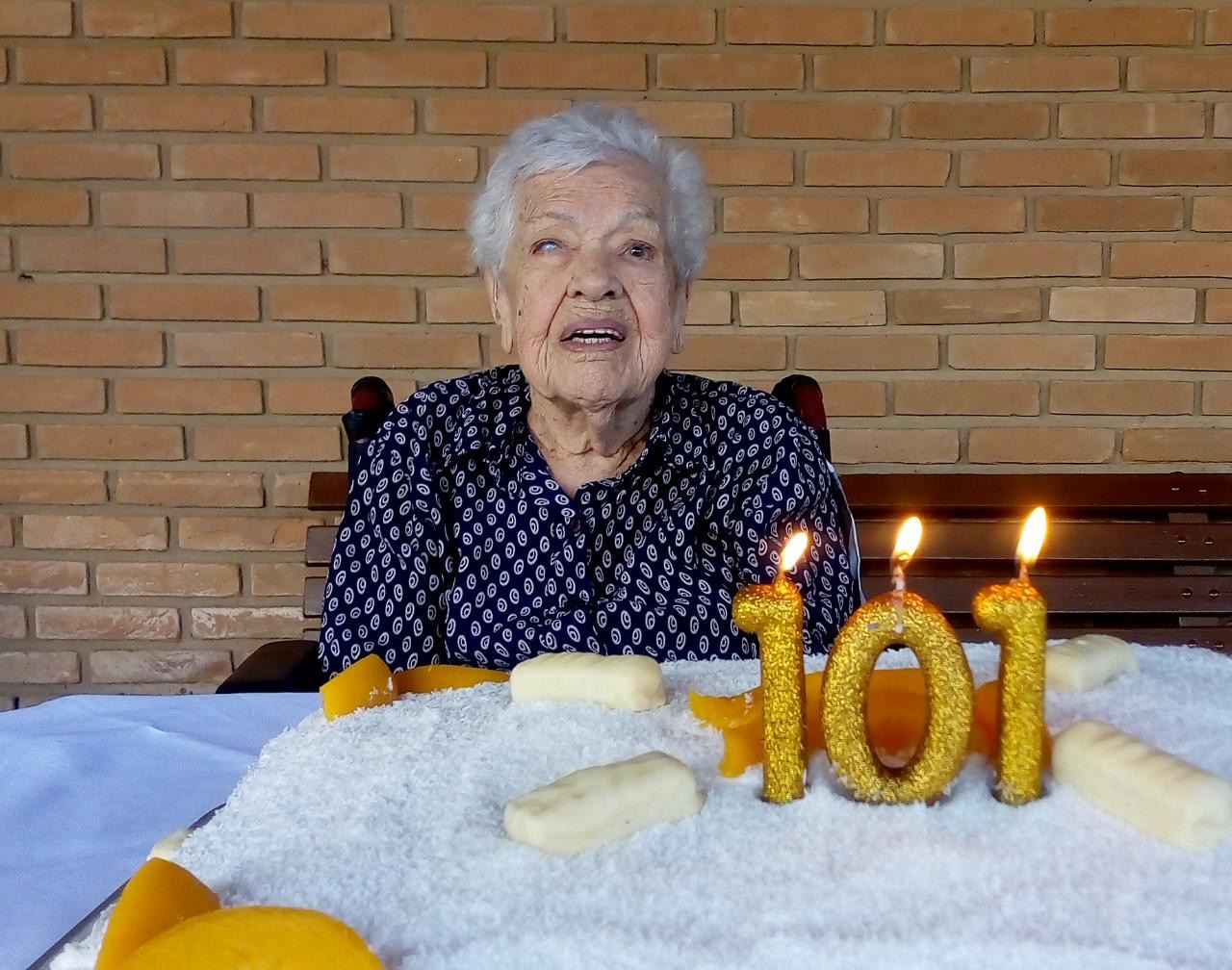 Idosa do Lar Betel de Piracicaba vence Covid, completa 101 anos e ganha linda homenagem