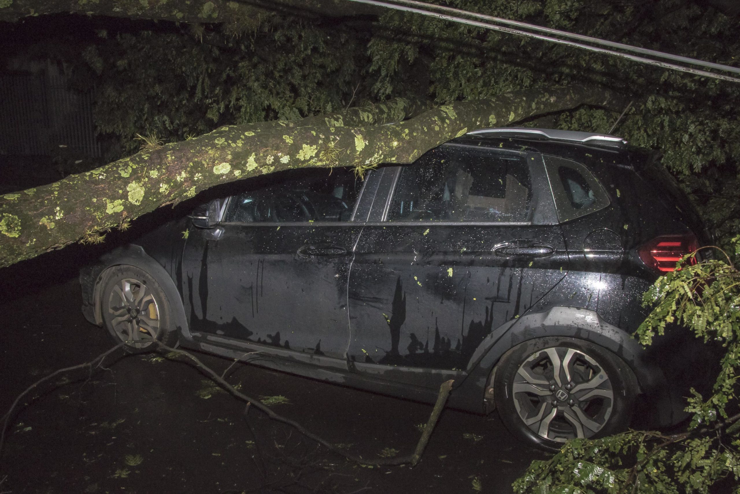 Tempestades provocam pelo menos quatro mortes e destruição no sul do Brasil