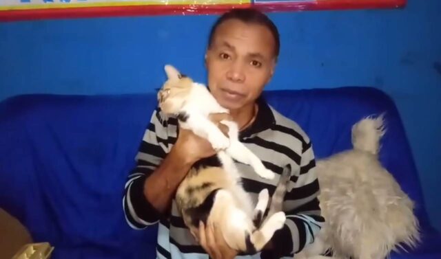 Na imagem, um print de um vídeo, Wilson Trindade segura um gato.