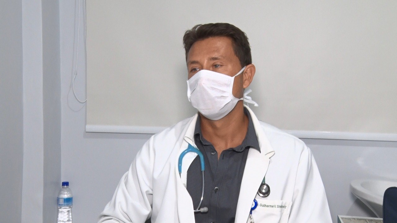 uma foto do médico pediatra Guilherme Vernachi