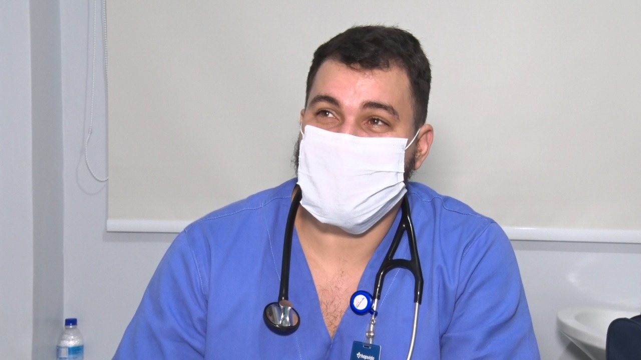 Uma foto do médico clínico geral Izac Miranda