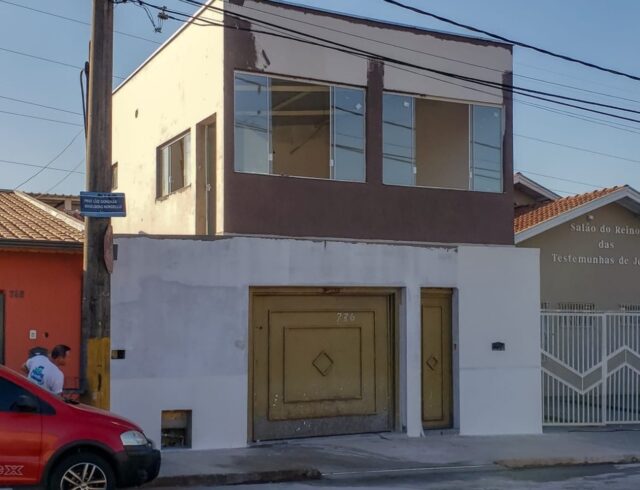 Uma foto do imóvel que o pintor pintava, antes de se envolver no acidente