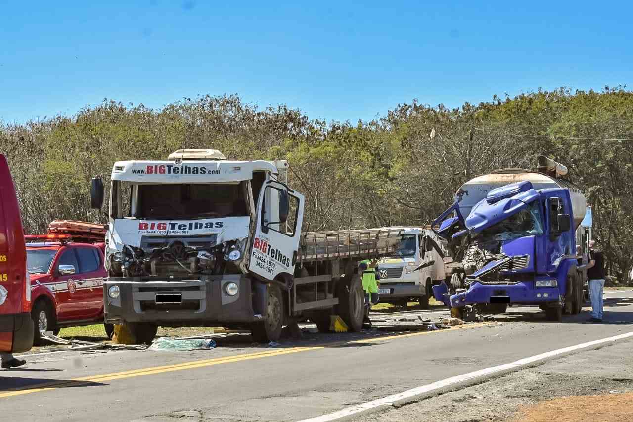 Uma foto do acidente envolvendo três caminhões na Estrada do Ceagesp em Piracicaba Uma foto do acidente envolvendo três caminhões na Estrada do Ceagesp em Piracicaba