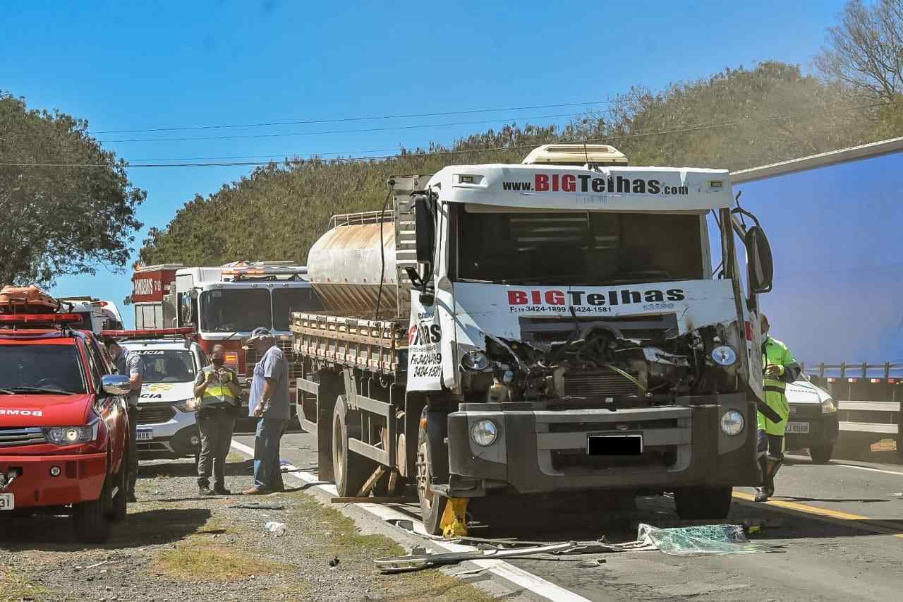 Uma foto do acidente envolvendo três caminhões na Estrada do Ceagesp em Piracicaba Uma foto do acidente envolvendo três caminhões na Estrada do Ceagesp em Piracicaba