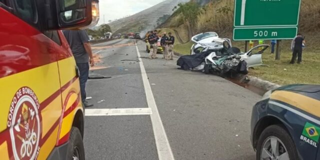 Uma foto do carro destruído após o acidente