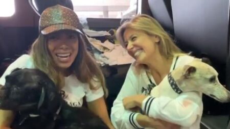 Anitta desembarca em São Paulo e se encontra com Luisa Mell para adotar cães deficientes
