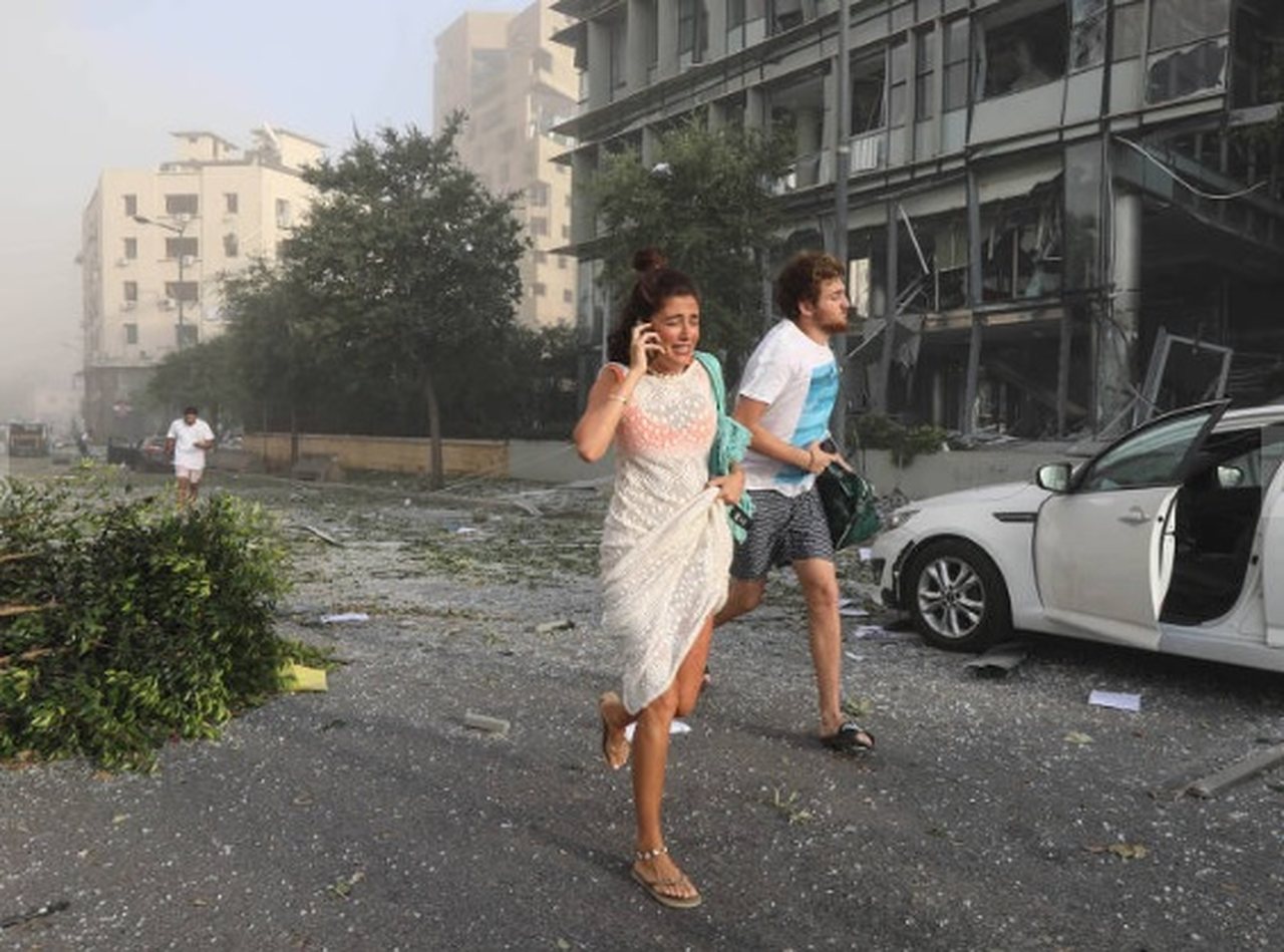 Grande explosão atinge Beirute e deixa ao menos 10 mortos