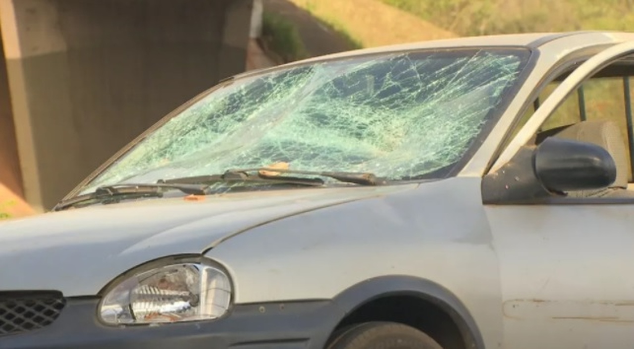 Uma foto do carro dos assassinos já destruído pelos moradores