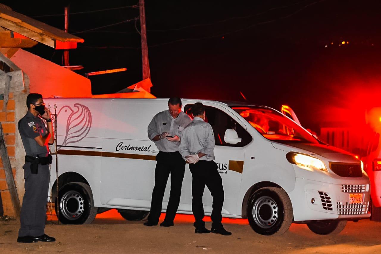 Após morte de criança, mãe precisa ser socorrida e pai é levado para a delegacia