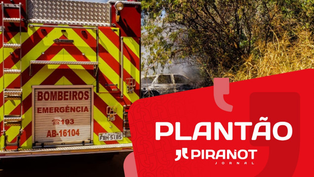 Em Piracicaba, carro pega fogo após indivíduo colidir contra árvore durante fuga da PM