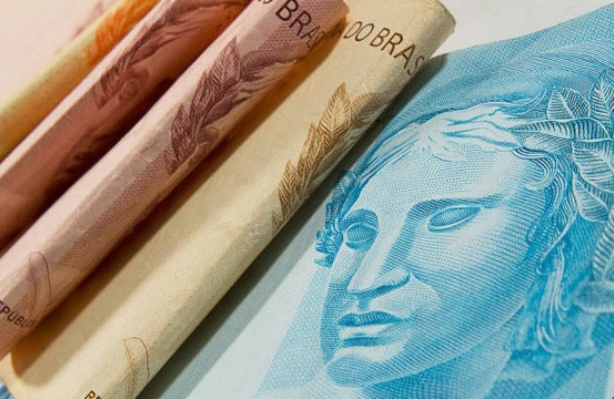 uma foto das cédulas do dinheiro real