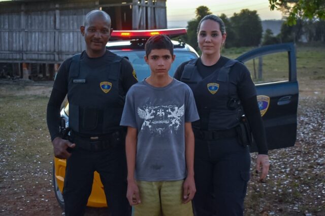 Uma foto que mostra os guardas civis junto com o garoto