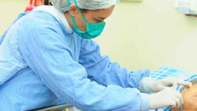 Uma foto que mostra uma enfermeira tratando de um paciente