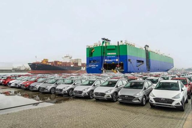 Fotos dos veículos no porto de Santos, prontos para exportação