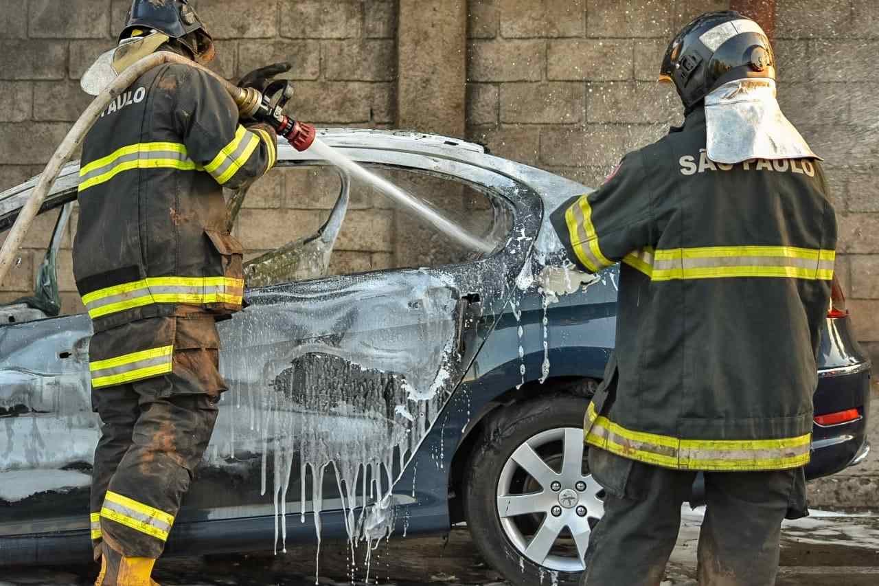 Uma foto do veículo incendiado em Piracicaba