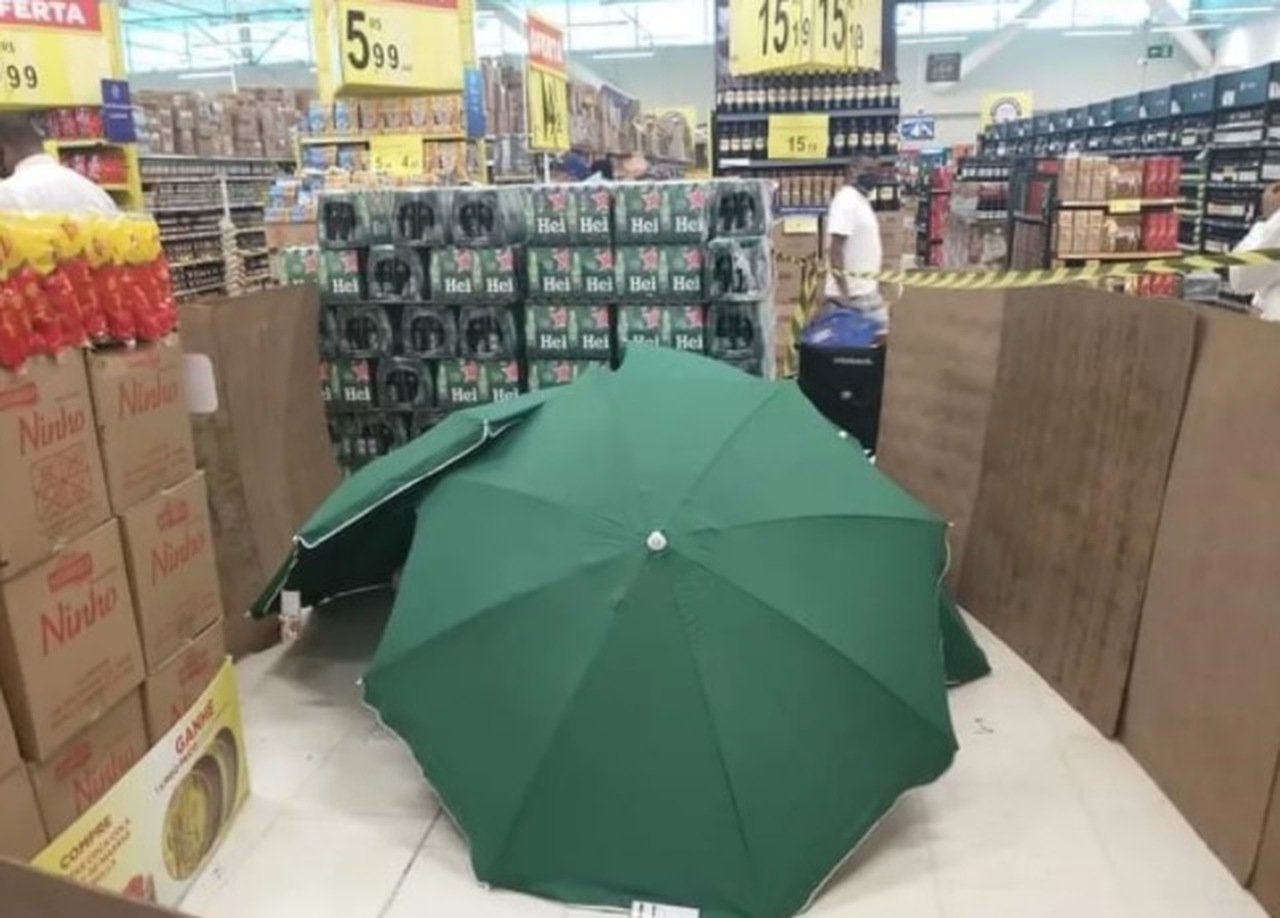 Uma foto do homem morto e coberto no Carrefour