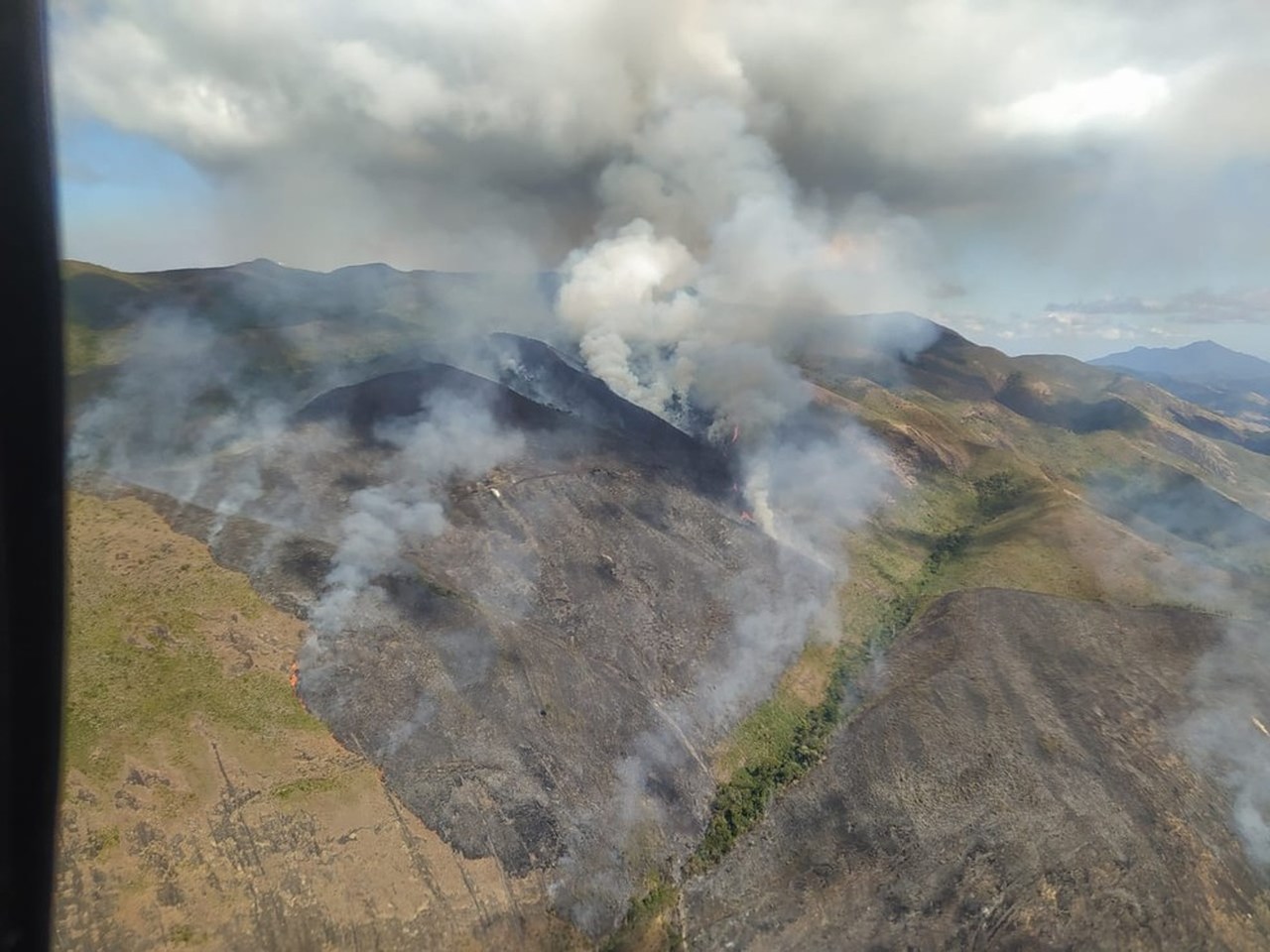 Incêndio de grande proporção atinge parque nacional no Rio