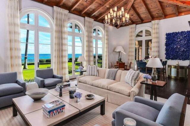 foto de uma sala com sofás