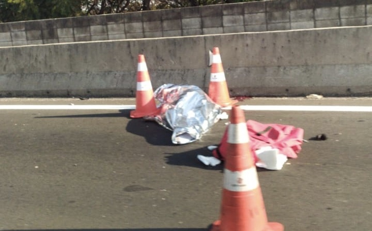 Motoqueiro morre após se envolver em acidente com carreta