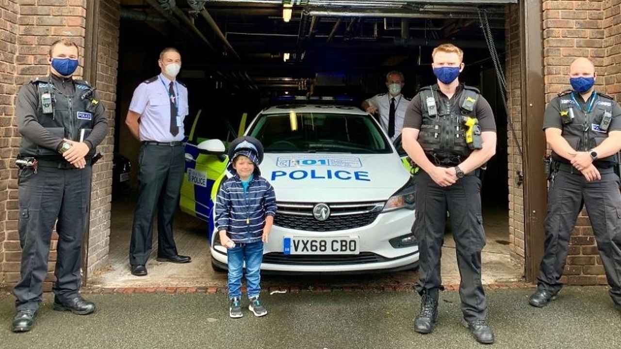 uma foto do Josh junto com os policiais