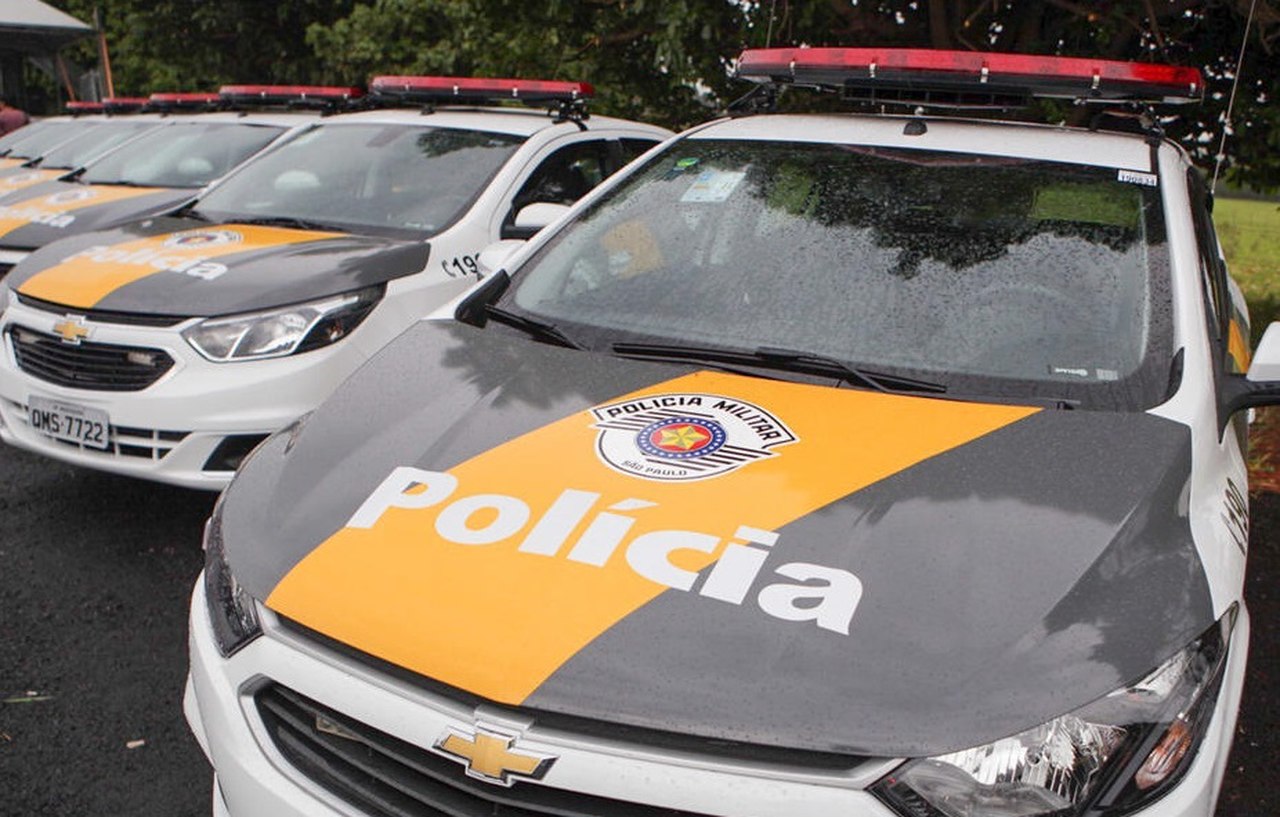 Carro na contramão em rodovia bate de frente com ônibus e deixa três mortos