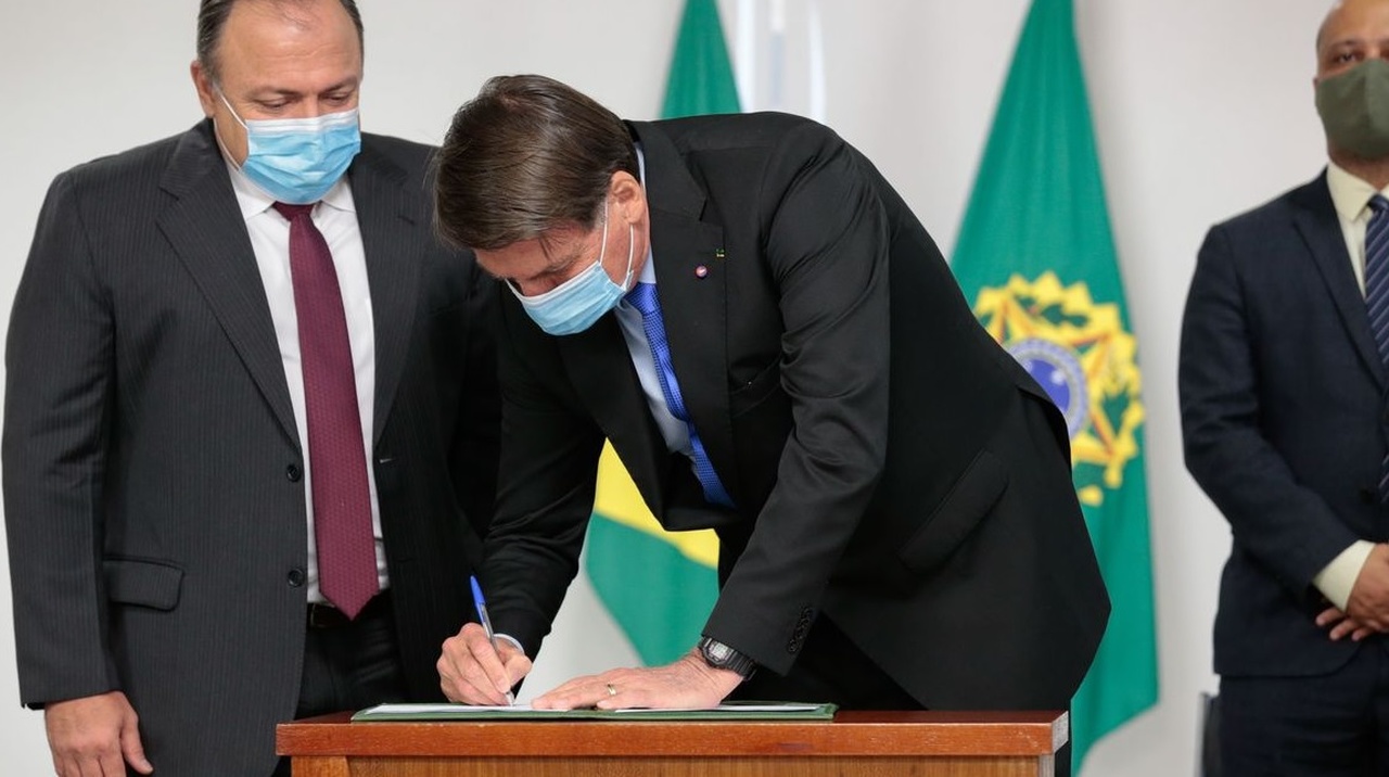 Bolsonaro assina MP que destina R$ 1,99 bilhão para viabilizar vacina contra Covid-19