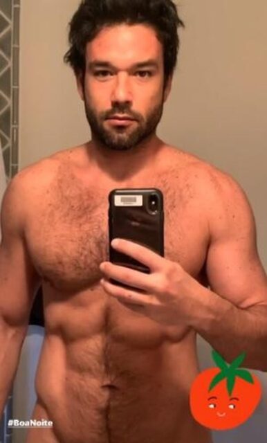 uma foto do ator nu em frente ao espelho