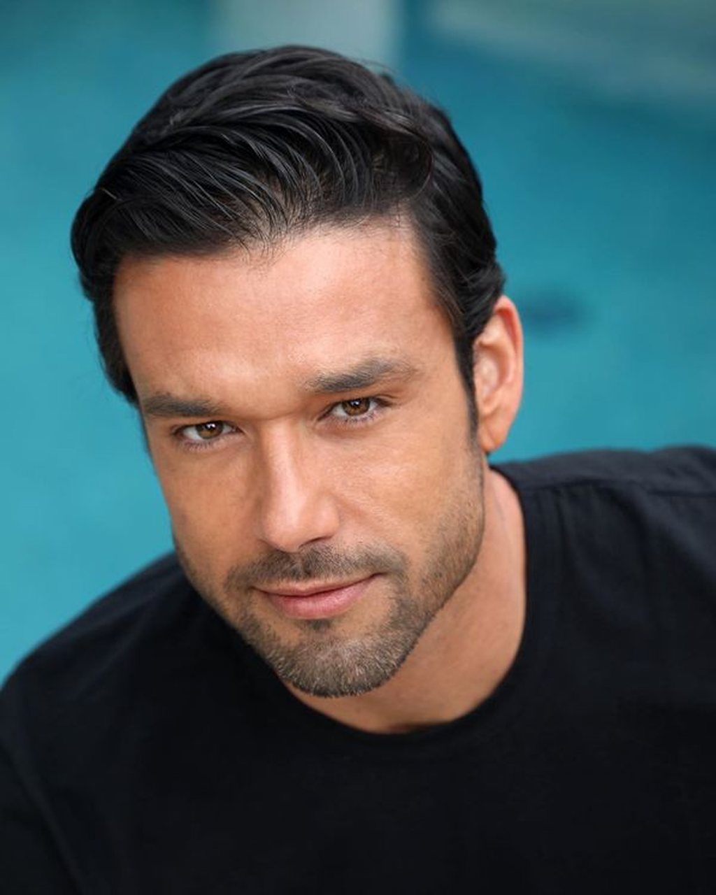 Sergio Marone aparece nu em clique sensual em frente ao espelho e vira assunto na web