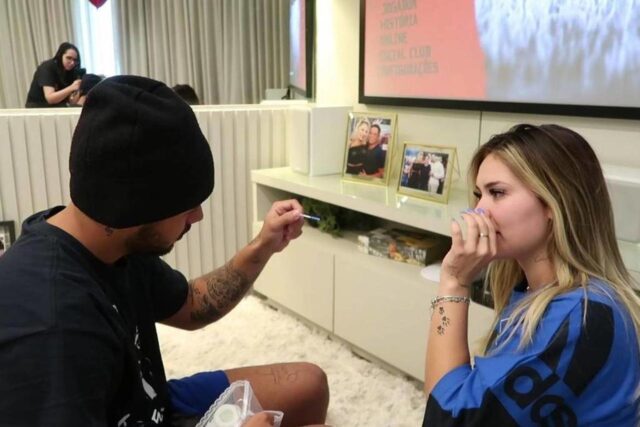 uma foto da virginia com o zé felipe segurando o teste de gravidez fake