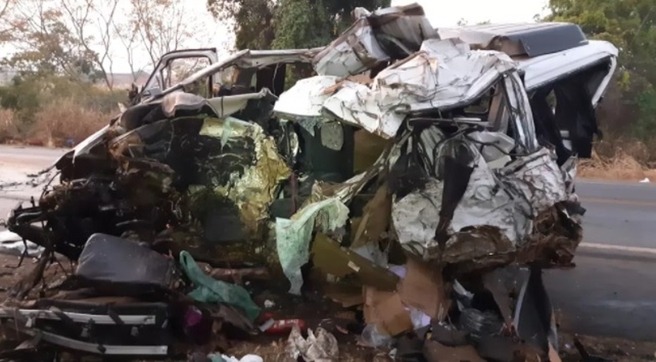 Batida entre caminhão e van mata 12 pessoas no interior de Minas Gerais