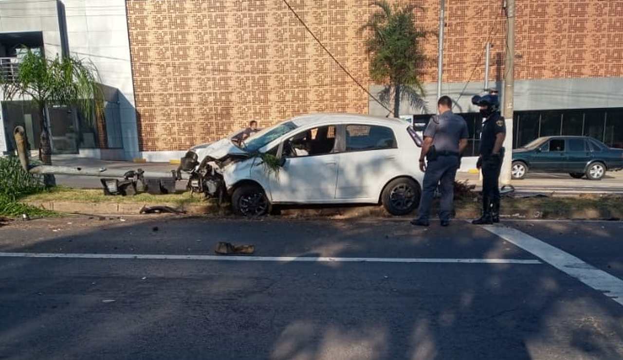 Após derrubar semáforo, jovem tem traumatismo craniano em Piracicaba