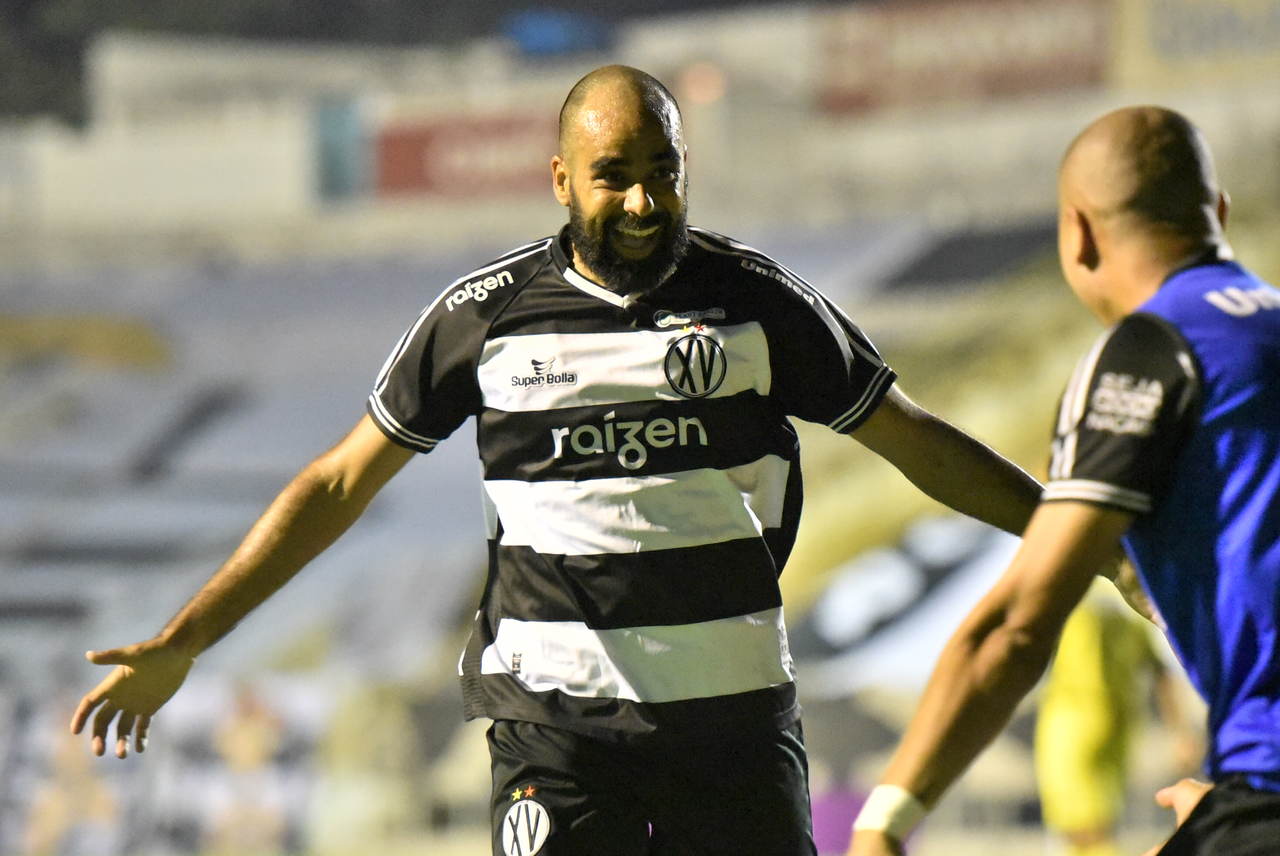 Daniel Costa comemora primeiro hat-trick da carreira, mas ressalta: “não podemos ir com a vantagem embaixo do braço”