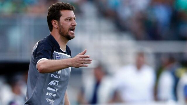 Elano diz que torcedores estavam armados ao invadirem treino do Figueirense Elano diz que torcedores estavam armados ao invadirem treino do Figueirense
