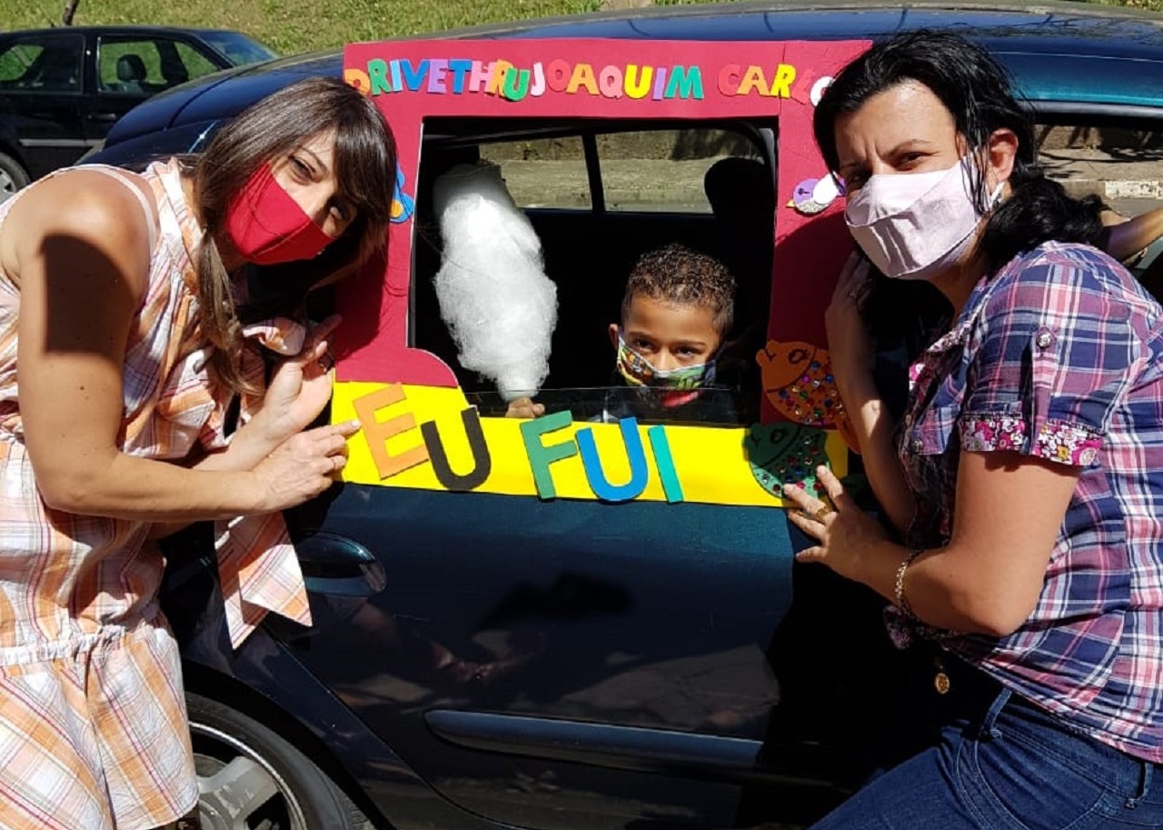 Escola de Piracicaba faz drive-thru para alunos e professores matarem as saudades