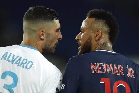 Espanhol acusado de racismo por Neymar já teve discussão com Messi