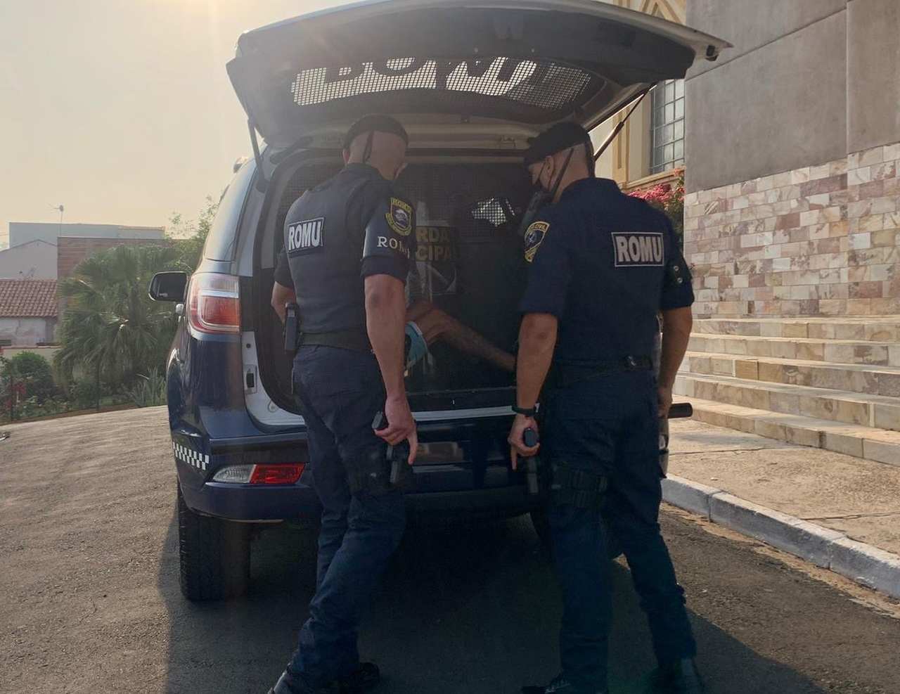 Homem foragido da Justiça é preso em Piracicaba impedindo fiéis de entrarem na igreja