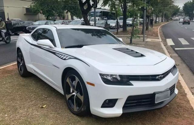 Uma foto do Camaro branco dirigido pelo guarda preso Uma foto do Camaro branco dirigido pelo guarda preso