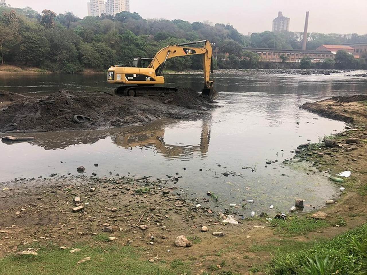Aproveitando a baixa vazão, Prefeitura limpa o Rio Piracicaba