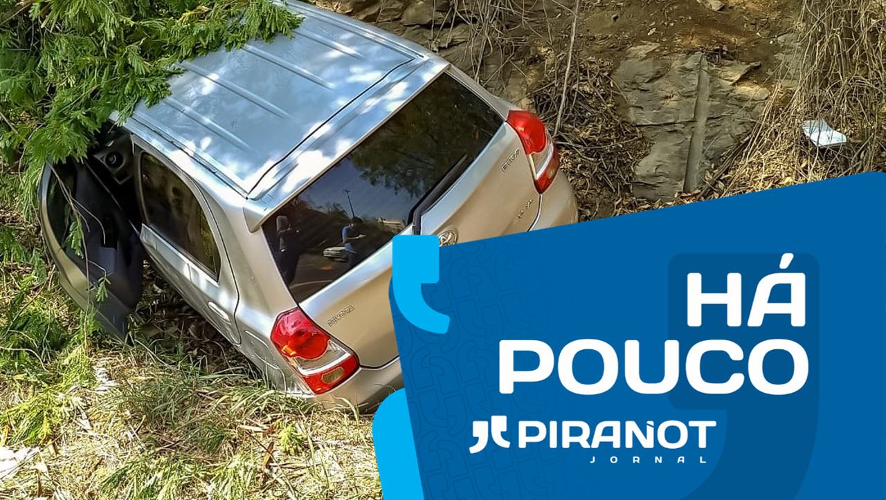 Mulher leva “fechada” no trânsito, perde controle de carro e colide contra árvore, em Piracicaba